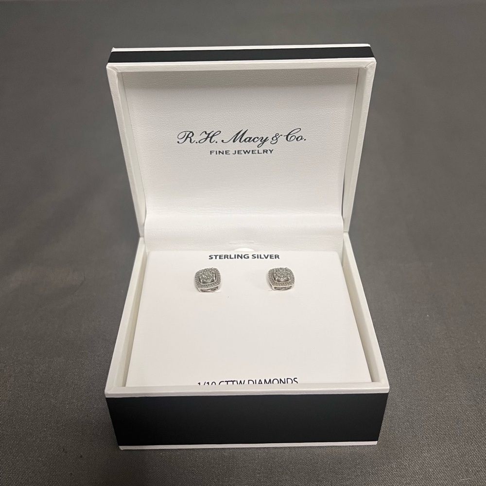 New R.H. Macy & Co Fine Jewelry 1/10 CTTW Diamond Earrings